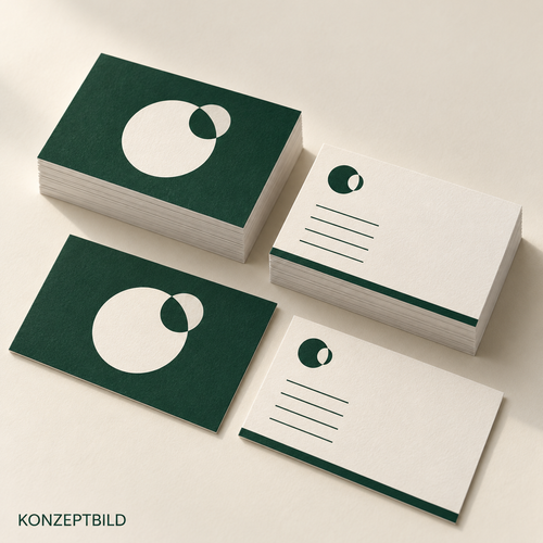 KI-Konzeptbild: Visitenkarten mit dunkelgrüner Vorderseite und heller Rückseite, als Stapel und einzeln. Kein Produktionsmuster.